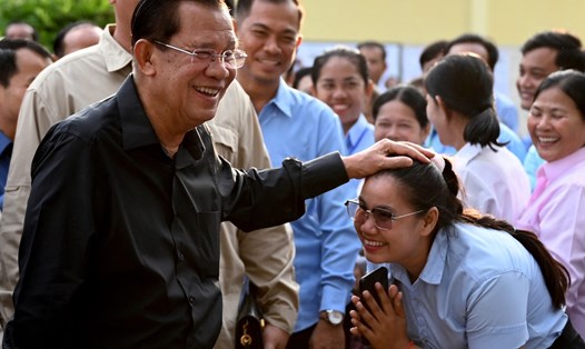 Cựu Thủ tướng Campuchia Hun Sen (trái) tại một điểm bỏ phiếu trong cuộc bầu cử Thượng viện ở thành phố Takhmao, tỉnh Kandal ngày 25.2. Ảnh: AFP