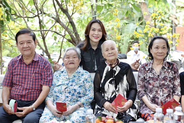 Các nghệ sĩ về Trung tâm dưỡng lão Thị Nghè vào 27.2. Ảnh: NSCC