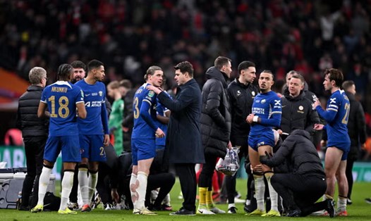 Mauricio Pochettino an ủi các cầu thủ Chelsea sau thất bại tại Wembley.  Ảnh: Independent