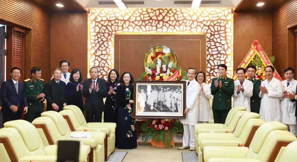 Ủy viên Bộ Chính trị, Thường trực Ban Bí thư, Trưởng Ban Tổ chức Trung ương Trương Thị Mai tặng hoa và quà chúc mừng các y, bác sĩ, đội ngũ thầy thuốc, người lao động tại Bệnh viện 108. Ảnh: T.Vương