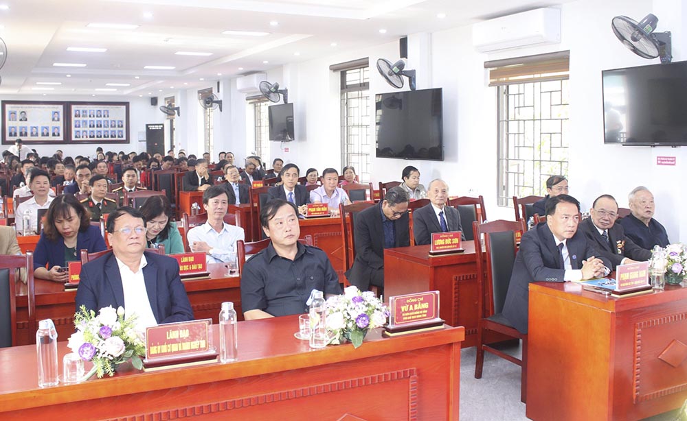 Nhiều thế hệ cán bộ, y bác sĩ tham dự buổi tọa đàm nhân Ngày Thầy thuốc Việt Nam. Ảnh: Thanh Bình