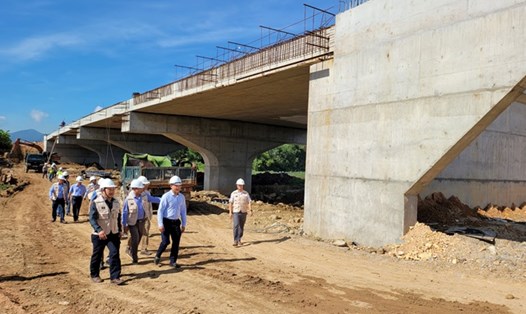 Cầu Trà Khúc 3 bắc qua sông Trà, nối hai huyện Tư Nghĩa và Sơn Tịnh đang được đẩy nhanh tiến độ thi công, nỗ lực hoàn thành trước 31.3.2025. Ảnh: Ngọc Viên