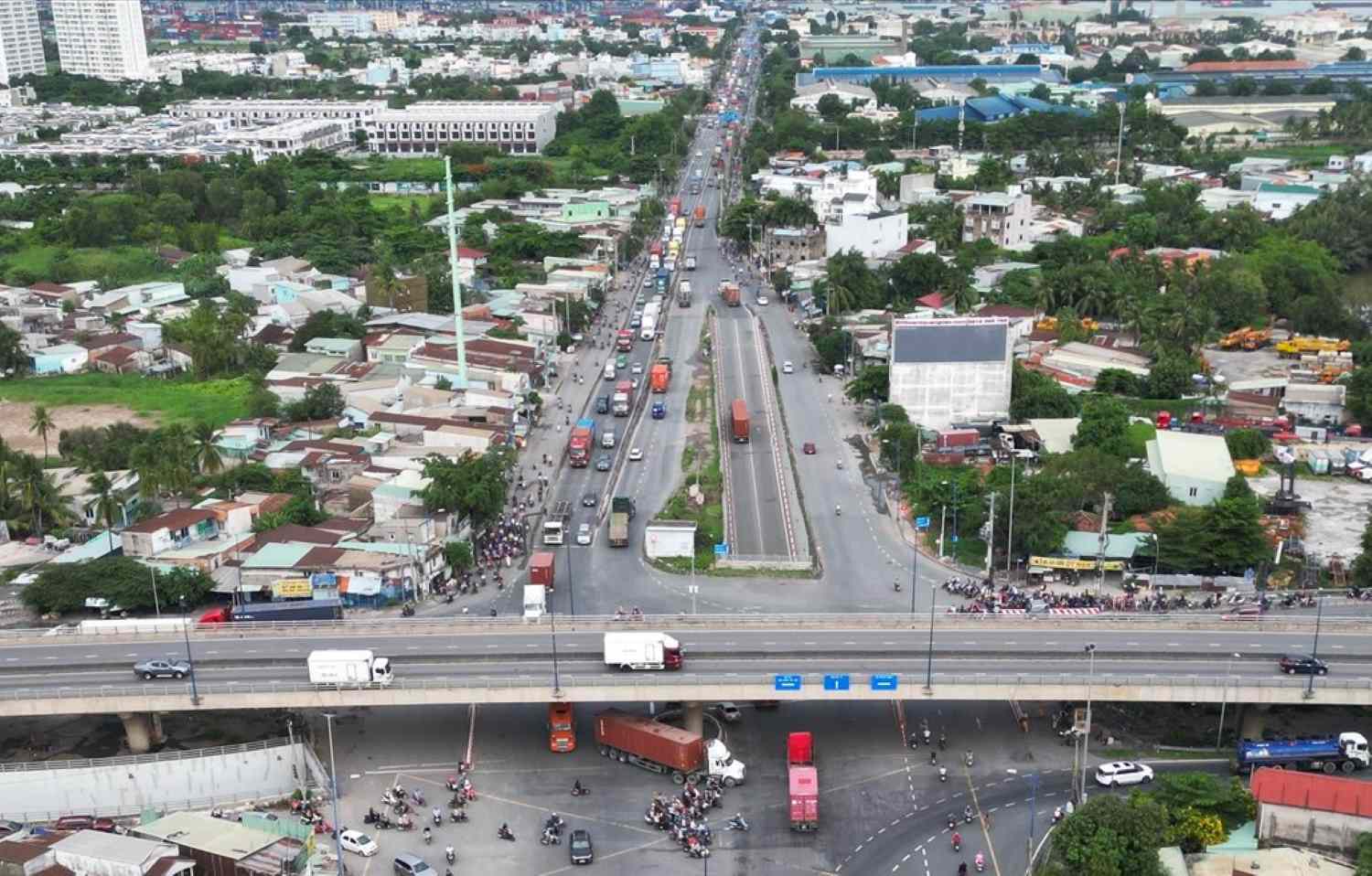 Đường Nguyễn Thị Định dẫn vào cảng Cát Lái sẽ được mở rộng lên 60m.  Ảnh: Anh Tú