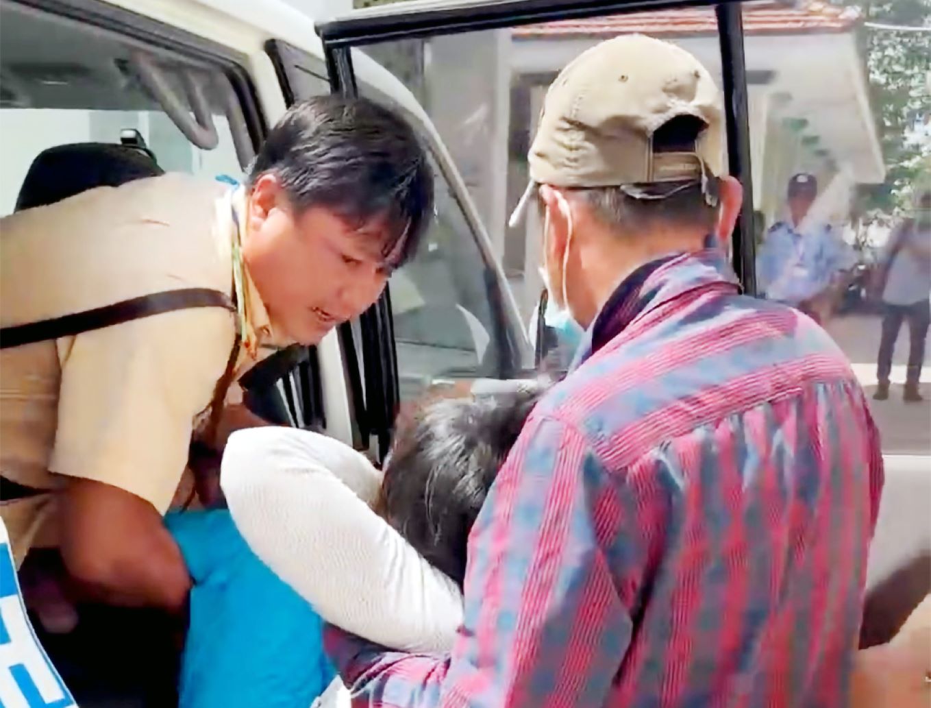 Cảnh sát giao thông Công an tỉnh An Giang trực tiếp đưa người bệnh lên xe đặc chủng đi cấp cứu. Ảnh: Vũ Tiến