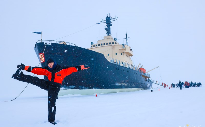 Ngô Trần Hải An là một blogger du lịch nổi tiếng, được biết đến với tên gọi Quỷ Cốc Tử. Anh đang thực hiện chuyến đi khám phá Phần Lan xa xôi kéo dài 9 ngày, băng qua các vùng, thành phố khác nhau của đất nước này. Sau những chuyến bay dài từ TP HCM bay qua thủ đô Helsinki rồi bay tiếp đến Rovaniemi (thuộc vùng Lapland) Quỷ Cốc Tử đã đặt chân tới mảnh đất được mệnh danh là quê hương ông già Noel.