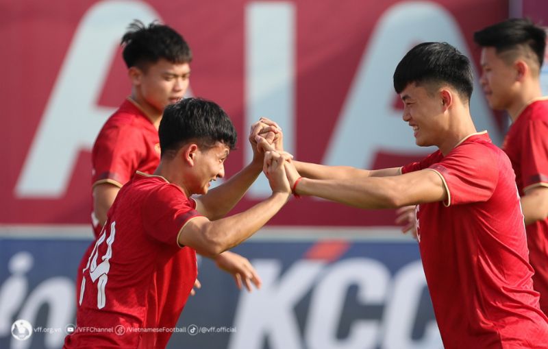 Đội tuyển U23 Việt Nam khởi động cho giải U23 châu Á 2024 bằng 2 trận giao hữu tại Tajikistan. Ảnh: VFF 