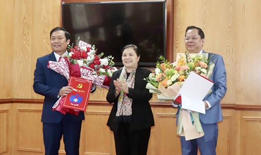 Bí thư Tỉnh ủy, Chủ tịch HĐND tỉnh Lai Châu Giàng Páo Mỷ trao quyết định và tặng hoa chúc mừng các nhân sự. Ảnh: Đinh Thùy