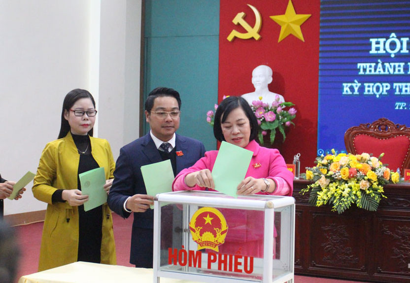 Các đại biểu bỏ phiếu bầu Phó Chủ tịch UBND TP Thái Nguyên. Ảnh: Chung An 