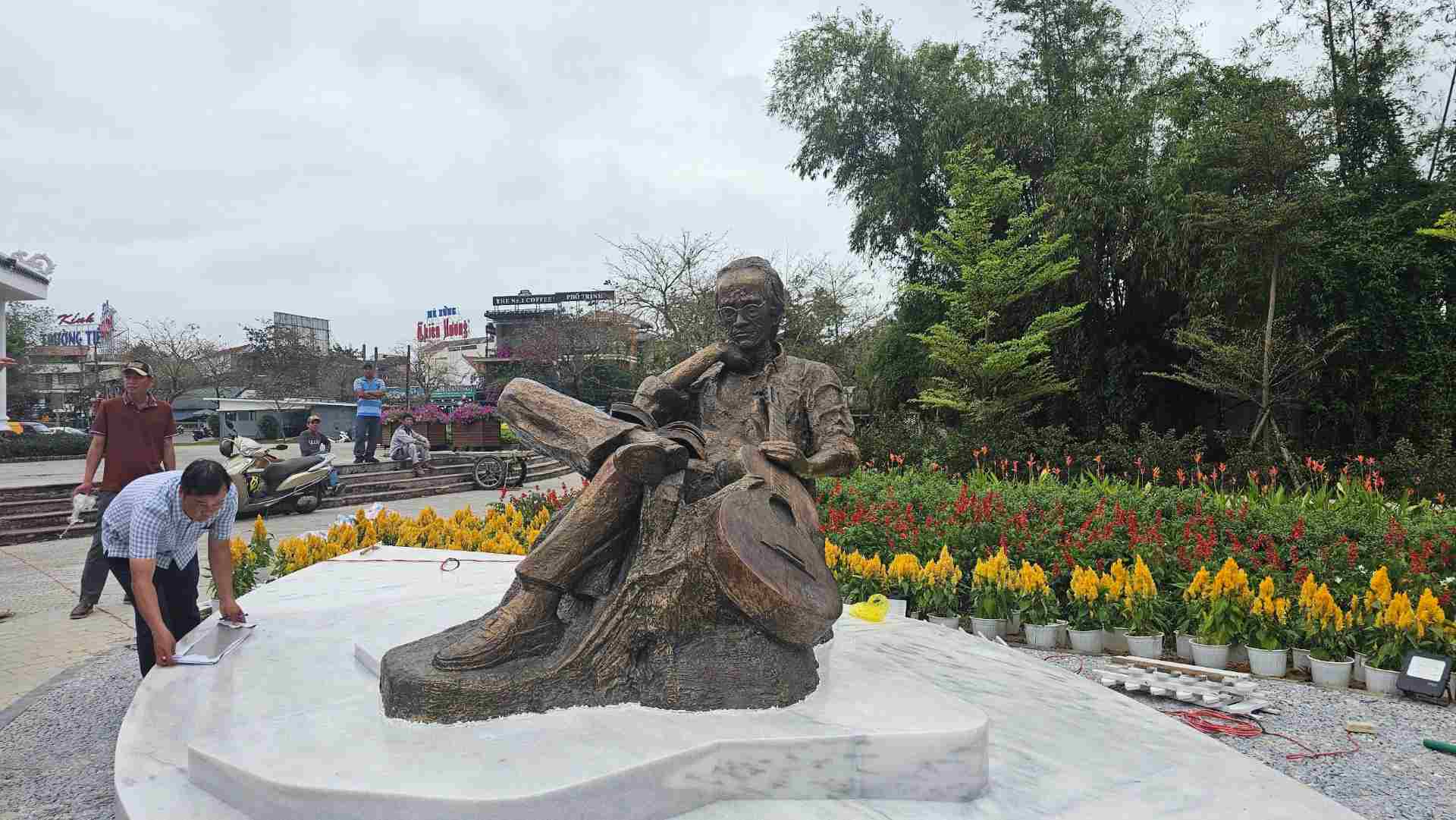 Tượng đồng cố nhạc sĩ Trịnh Công Sơn đã được đặt ở công viên cùng tên tại TP Huế. Ảnh: Phúc Đạt.