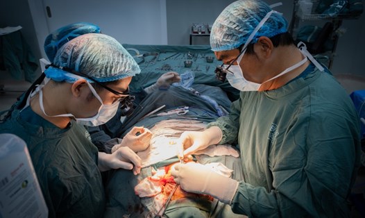 TS.BS Nguyễn Anh Khôi phẫu thuật cho bệnh nhân mắc ung thư lưỡi. Ảnh: Bác sĩ cung cấp