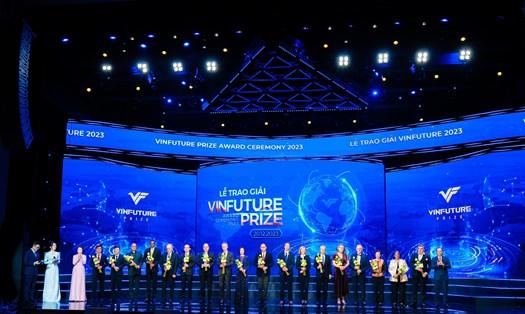 Hai nhà sáng lập Quỹ VinFuture tặng hoa cho Hội đồng Giải thưởng tại Lễ trao giải VinFuture 2023. Ảnh: Ngọc Quỳnh