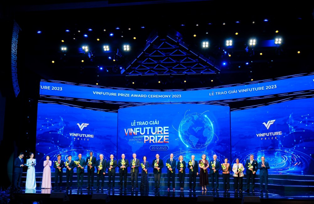 Hai nhà sáng lập Quỹ VinFuture tặng hoa cho Hội đồng Giải thưởng tại Lễ trao giải VinFuture 2023. Ảnh: Ngọc Quỳnh