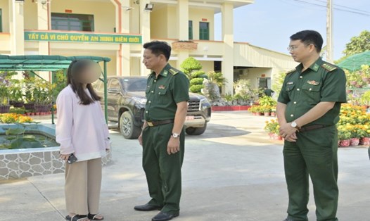 Đại tá Võ Văn Sử (giữa), Chỉ huy trưởng Bộ đội Biên phòng tỉnh Kiên Giang thăm hỏi cháu T trước khi gia đình đến đón về nhà. Ảnh: Tiến Vinh