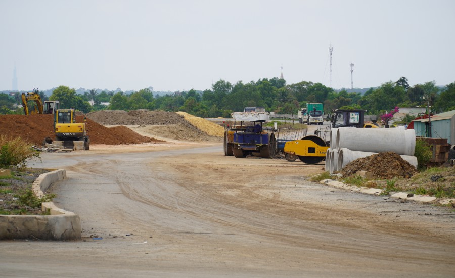 Dự án đường Hương lộ 2 giai đoạn 1 vẫn chưa hoàn thành do vướng mặt bằng. Ảnh: Hà Anh Chiến