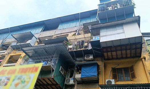 Nhiều căn nhà tập thể cũ Trung Tự (quận Đống Đa, Hà Nội) được rao bán gần 3 tỉ đồng/căn. Ảnh: Thu Giang 