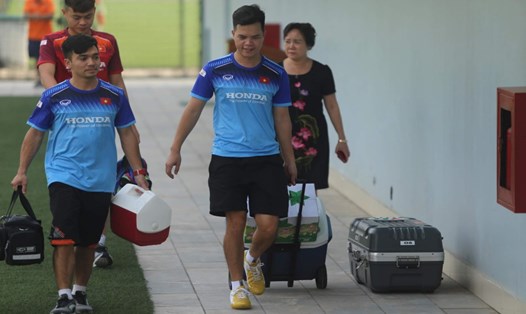 Bác sĩ Trần Huy Thọ (phải) gắn bó với Đội tuyển Việt Nam 5 năm qua. Ảnh: Thanh Xuân
