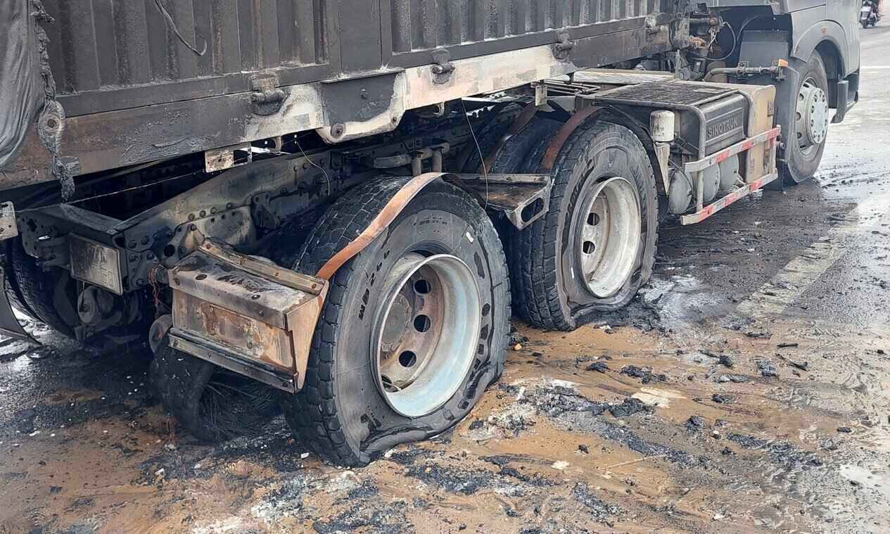 Phần sau chiếc xe tải bị cháy rụi, nổ lốp. Ảnh: Hoài Luân