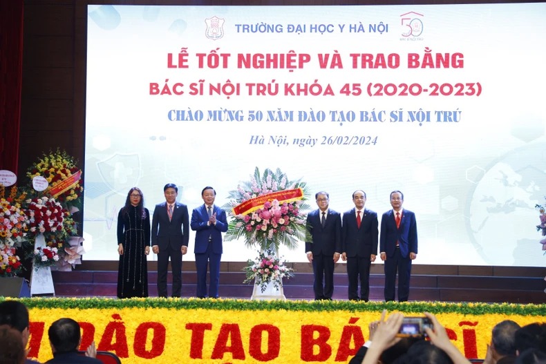 Phó Thủ tướng Chính phủ Trần Hồng Hà tặng hoa chúc mừng tập thể lãnh đạo Trường đại học Y Hà Nội nhân Ngày Thầy thuốc Việt Nam. Ảnh: Phạm Đông  