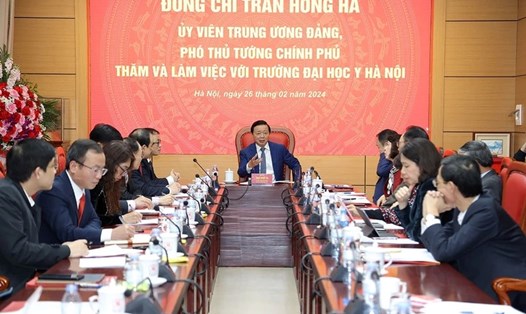 Phó Thủ tướng Chính phủ Trần Hồng Hà làm việc với lãnh đạo trường Đại học Y Hà Nội. Ảnh: VPCP