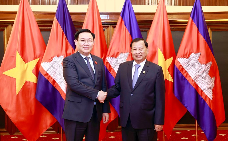 Chủ tịch Quốc hội Vương Đình Huệ và Chủ tịch Thượng viện Campuchia Samdech Vibol Sena Pheakdei Say Chhum. Ảnh: Quochoi.vn