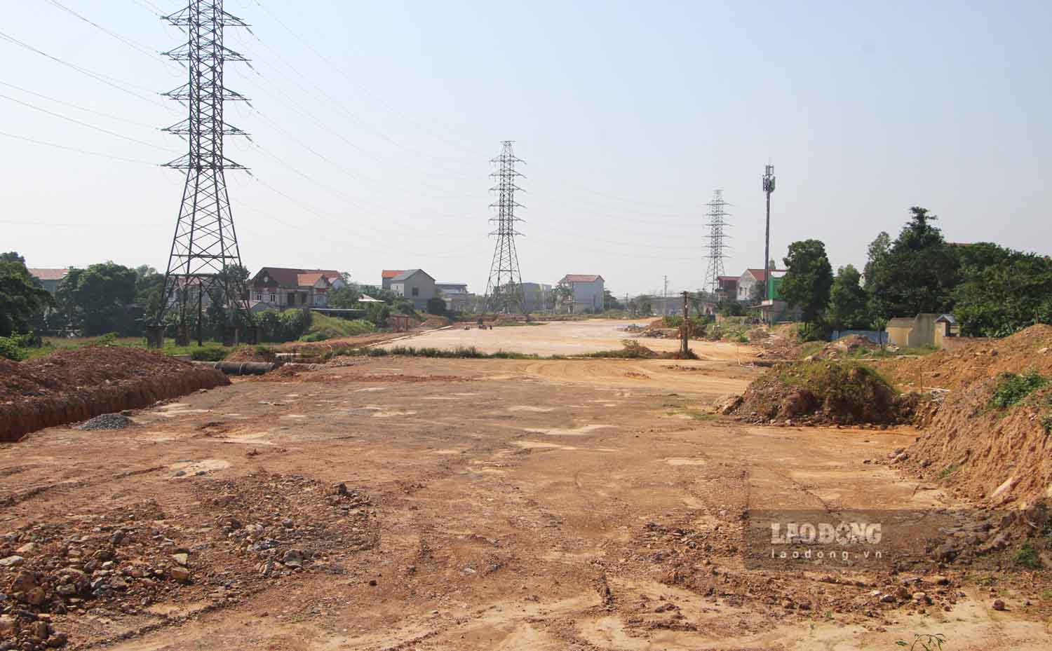 Gần đó, điểm đoạn đi qua phường Đồng Tiến (TP Phổ Yên) cũng đã xong phần san nền.