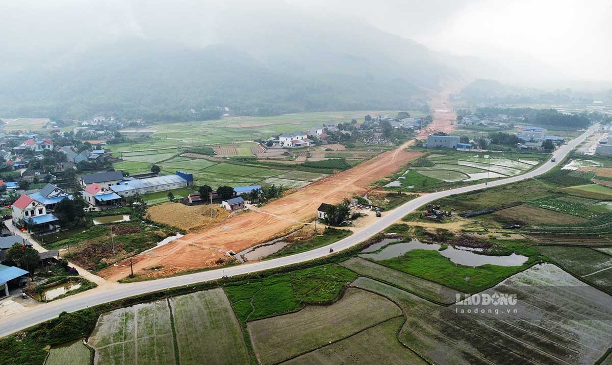 Trong khi đó tại điểm cuối dự án giao cắt với đường tỉnh 261 thuộc xã Ký Phú (huyện Đại Từ) cũng đã được bàn giao mặt bằng.