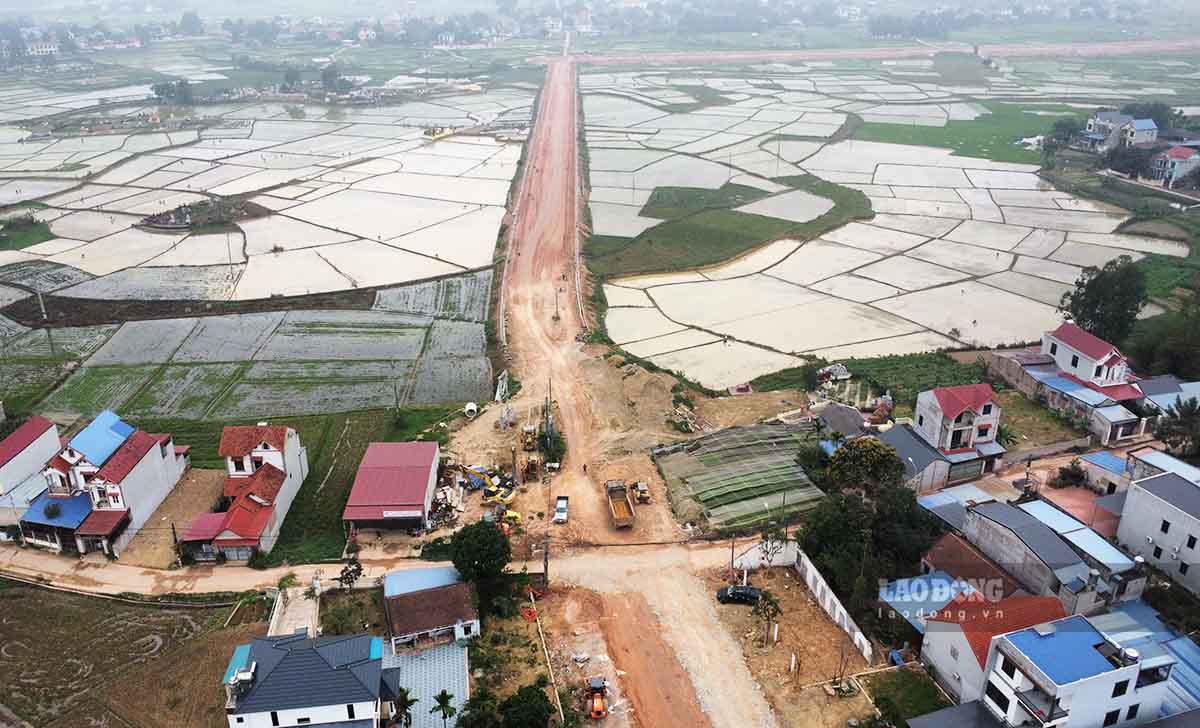Ghi nhận thời điểm cuối tháng 2.2024 tại dự án tuyến đường kết nối Thái Nguyên - Bắc Giang - Vĩnh Phúc thuộc phường Đông Cao (TP Phổ Yên, Thái Nguyên) đã thi công xong phần đắp đất nền. 