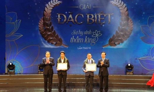 Chủ tịch nước Võ Văn Thưởng và Phó Chủ tịch Thường trực Quốc hội Trần Thanh Mẫn trao Giải đặc biệt cho tác giả Ngô Anh Văn và trao chứng nhận cho bác sĩ Võ Thái Trung - nhân vật trong tác phẩm đoạt giải.