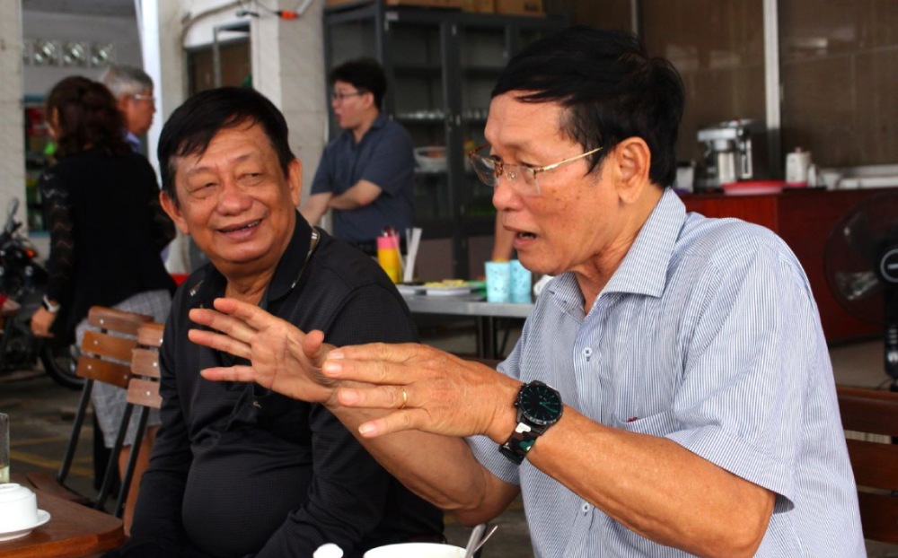 Bác sĩ Đoàn Văn Hồng, nguyên Giám đốc Sở Y tế tỉnh Đồng Tháp hào hứng trao đổi, chia sẻ với các thầy thuốc tại điểm cà phê. Ảnh: Tùng Linh