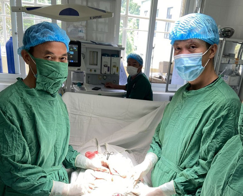 Mỗi năm, bác sĩ Giàng A Lu tham gia hàng trăm ca phẫu thuật. Ảnh: NVCC