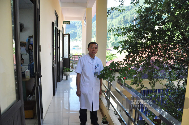 Bác sĩ Giàng A Lu với gần 20 năm công tác trong ngành y ở vùng cao Yên Bái. Ảnh: Đinh Đại
