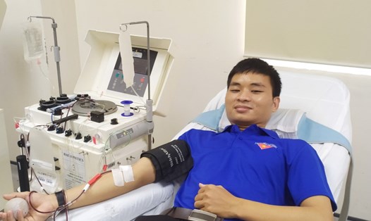 Bác sĩ Nguyễn Văn Anh tham gia hiến máu cứu người. Ảnh: Phúc Đạt.