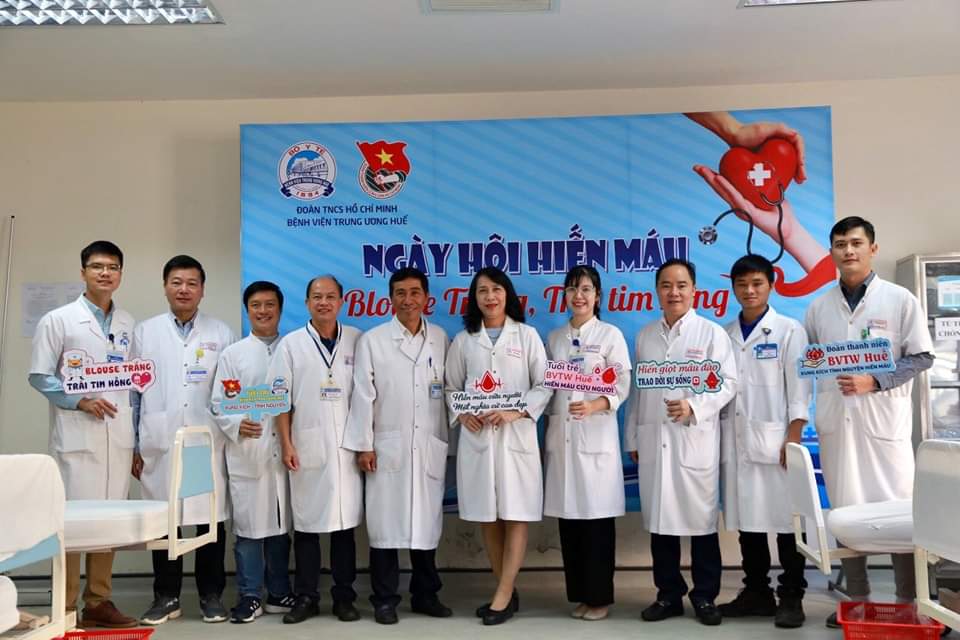 Nguyễn Văn Anh cùng các bác sĩ Bệnh viện Trung ương Huế tham gia hiến máu cứu người. Ảnh: Phúc Đạt.