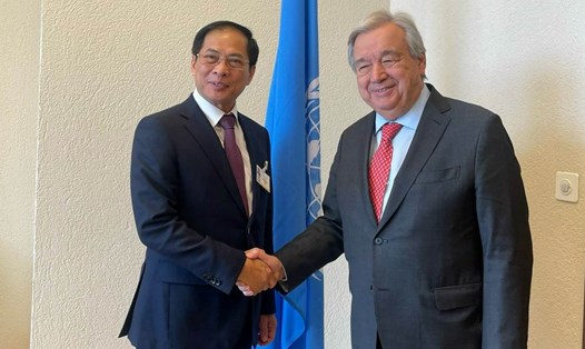 Tổng Thư ký Liên Hợp Quốc Antonio Guterres và Bộ trưởng Bộ Ngoại giao Bùi Thanh Sơn. Ảnh: BNG