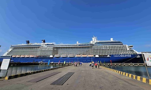 Siêu tàu Celebrity Solstice chở gần 2.800 du khách cùng gần 1.000 thành viên thủy thủ đoàn cập bến cảng Chân Mây (Thừa Thiên Huế). Ảnh: Nguyễn Văn Phúc.