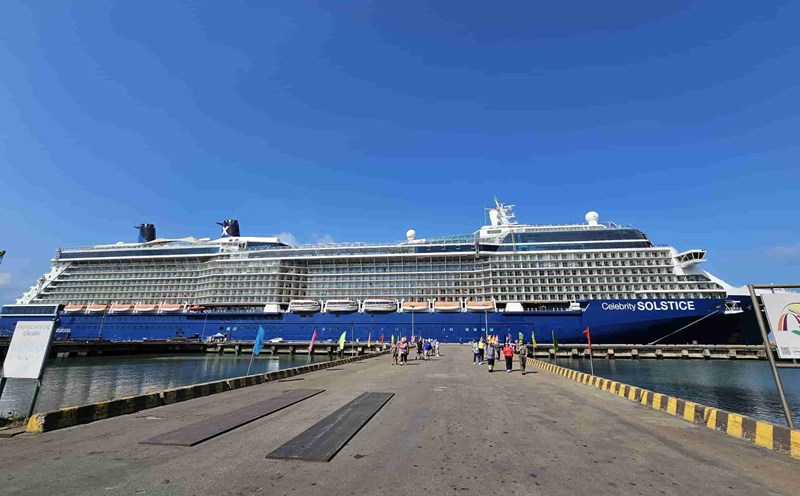 Siêu tàu Celebrity Solstice chở gần 2.800 du khách cùng gần 1.000 thành viên thủy thủ đoàn cập bến cảng Chân Mây (Thừa Thiên Huế). Ảnh: Nguyễn Văn Phúc.