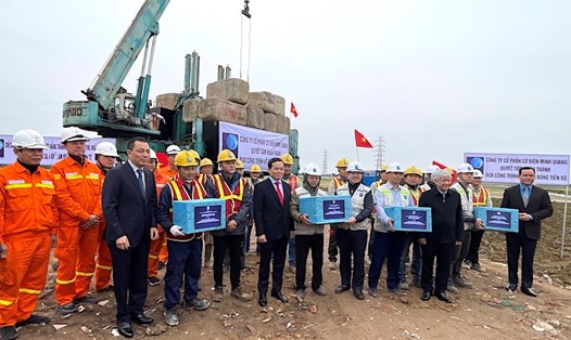Các đồng chí lãnh đạo tặng quà công nhân thi công đường dây 500kV mạch 3 từ Quảng Trạch (Quảng Bình) đến Phố Nối (Hưng Yên). Ảnh: Hà Anh