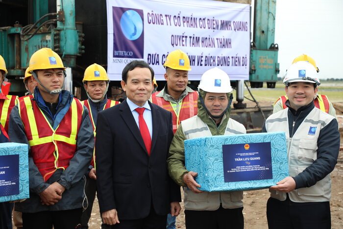 Ông Trần Lưu Quang, Phó Thủ tướng Chính phủ tặng quà động viên công nhân. Ảnh: Cường Ngô