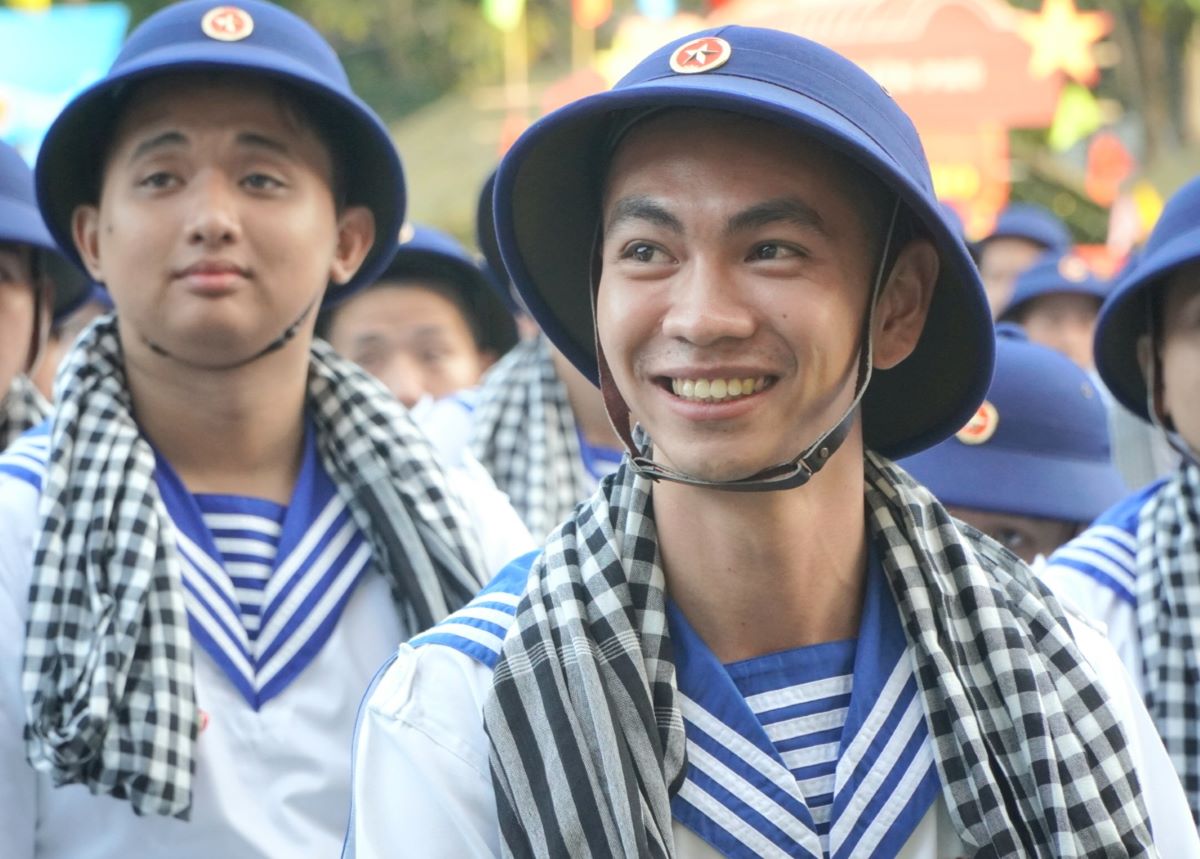 Ghi nhận của Lao Động tại Trường Đại học Bách Khoa (Quận 10) - nơi được chọn làm điểm giao quân của thành phố từ 5h sáng, hàng nghìn thanh niên đã có mặt, sẵn sàng lên đường tham gia thực hiện nghĩa vụ. 