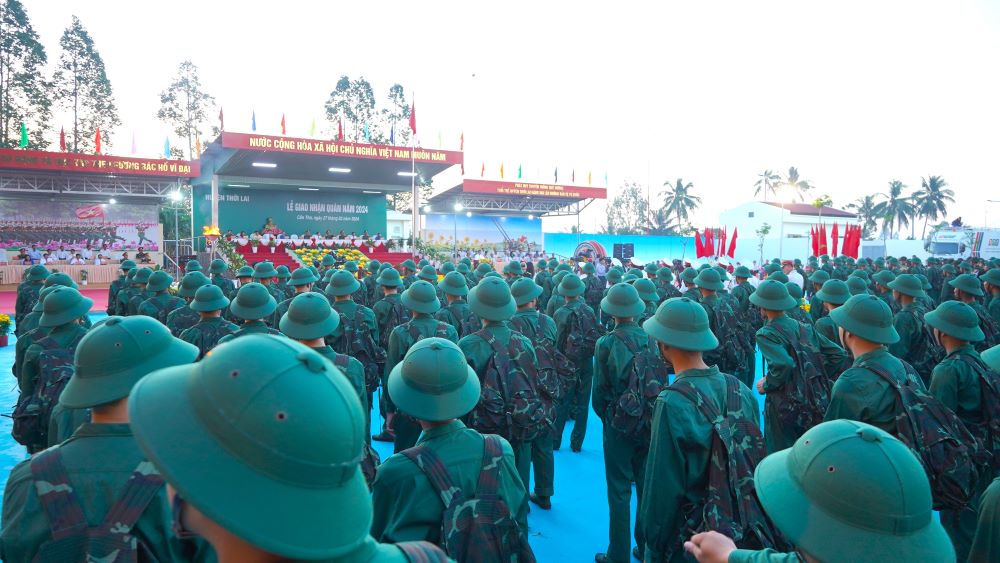 Phát biểu tại buổi lễ giao nhận quân 2024, Chủ tịch UBND TP Cần Thơ Trần Việt Trường – cho biết, năm 2024, Cần Thơ được giao tổng 2.038 chỉ tiêu. Trong đó, Quân sự là 1.454 quân (có 4 nữ), Công an là 584 quân (có 1 nữ). 