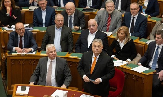 Thủ tướng Hungary Viktor Orban (đứng) trong phiên họp Quốc hội Hungary ngày 26.2.2024. Ảnh: Xinhua