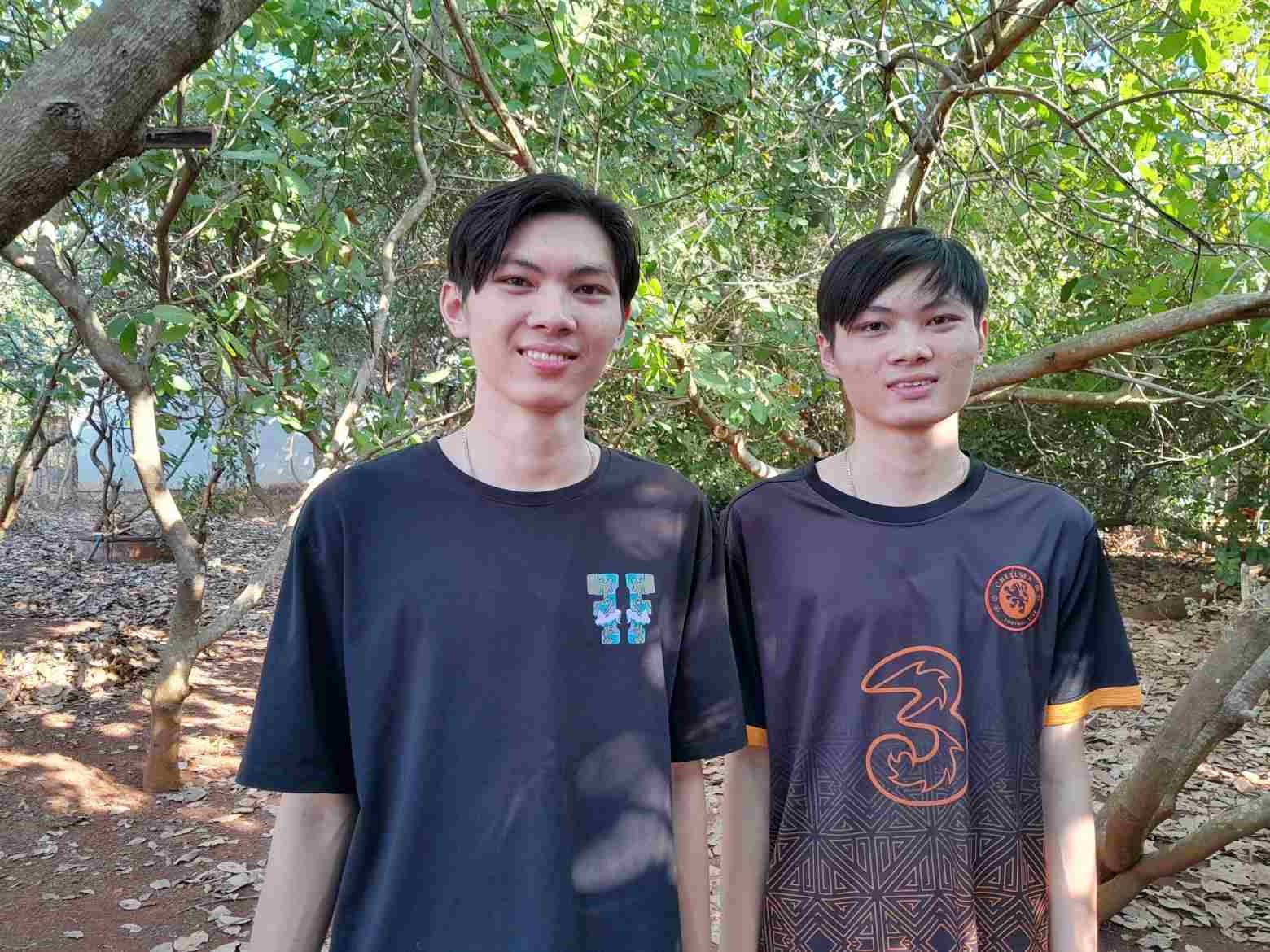 Cặp anh em sinh đôi ở Bình Phước tình nguyện cùng lên đường nhập ngũ. Ảnh: Dương Bình