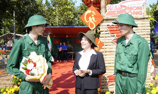 Cặp anh em sinh đôi ở Bình Phước lên đường nhập ngũ. Ảnh: Dương Bình