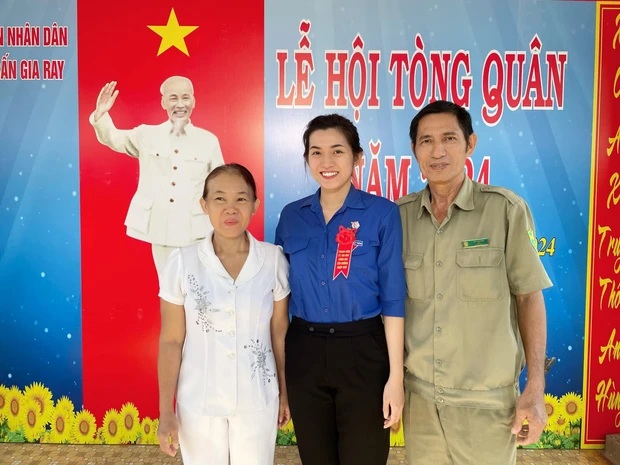 Phương Ngọc rạng rỡ cùng bố mẹ trong ngày đăng ký tham gia nghĩa vụ quân sự. Ảnh: Facebook nhân vật.