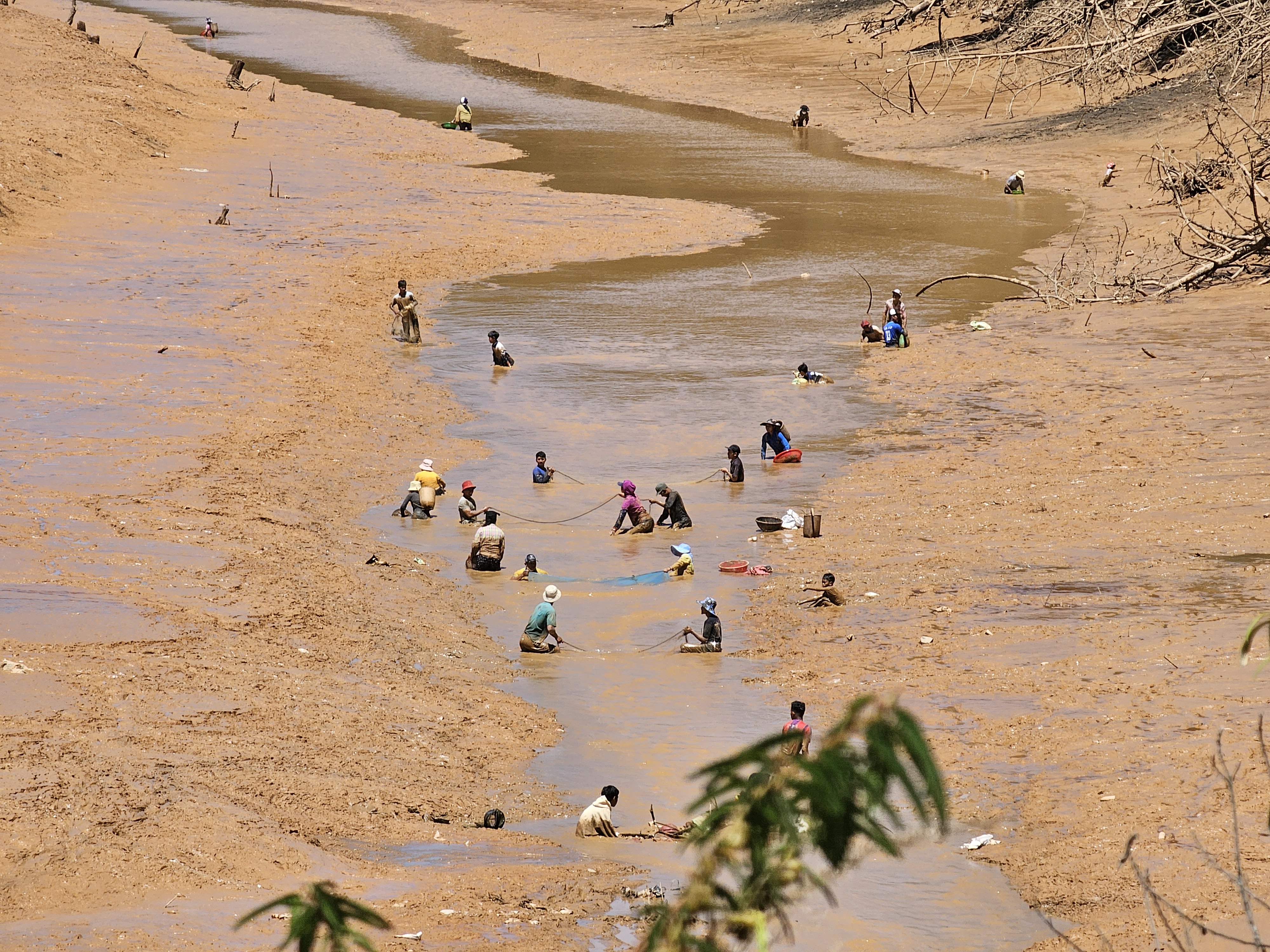 Một đoạn hồ khác tập trung đông đúc mọi người đến đánh bắt sản vật tại hồ thủy điện lâu đời nhất Việt Nam. 