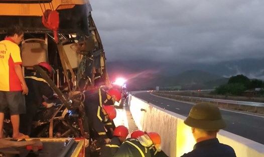 Lực lượng cứu nạn đang đưa các nạn nhân trong vụ tai nạn vào rạng sáng 27.2 trên cao tốc Nha Trang- Cam Lâm. Ảnh: Nguyễn Anh