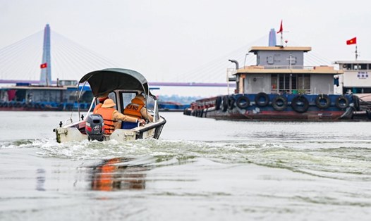 Lực lượng Cảnh sát giao thông phát hiện nhiều tàu thuyền có dấu hiệu vận chuyển hàng lậu. Ảnh: Cục CSGT