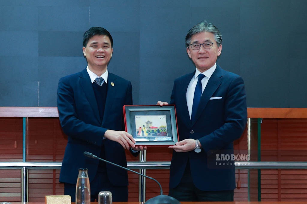 Phó Chủ tịch Tổng Liên đoàn Lao động Việt Nam Ngọ Duy Hiểu (bên trái) trao tặng lưu niệm cho ông Yasunobu Aihara - Chủ tịch JILAF. Ảnh: Hải Nguyễn