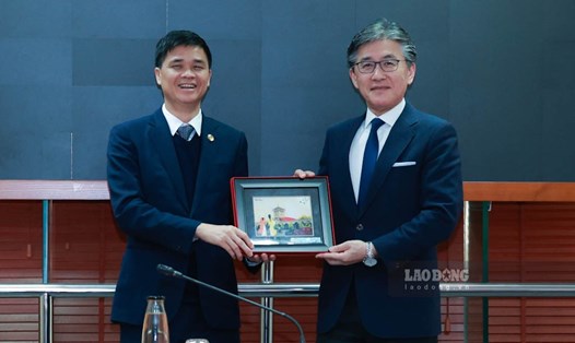 Phó Chủ tịch Tổng Liên đoàn Lao động Việt Nam Ngọ Duy Hiểu (bên trái) trao tặng lưu niệm cho ông Yasunobu Aihara - Chủ tịch JILAF. Ảnh: Hải Nguyễn