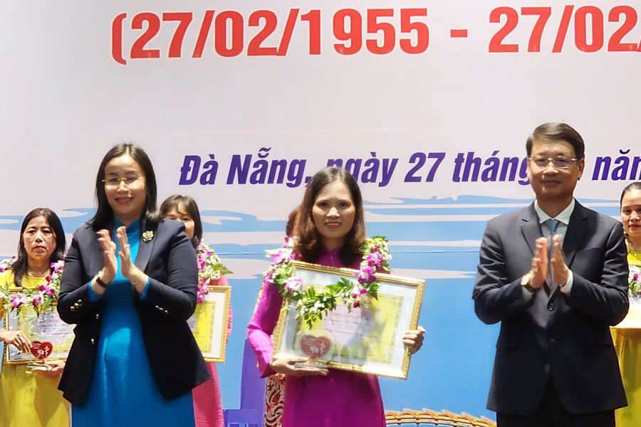 Đà Nẵng tôn vinh các y bác sĩ nhân ngày Thầy thuốc Việt Nam. Ảnh: Thùy Trang